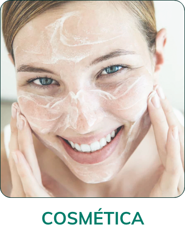 Mujer limpiandose el rostro