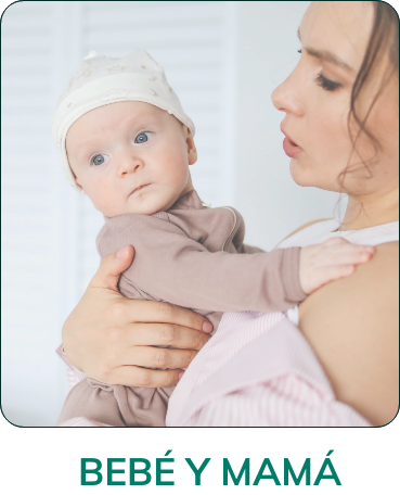 Madre con bebe cogido de las manos